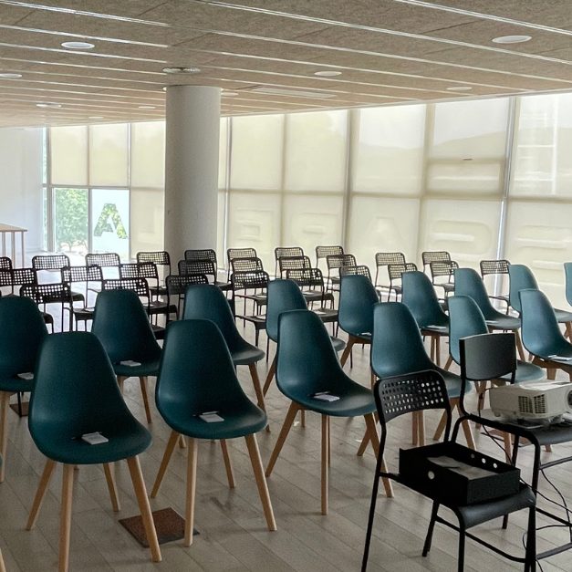 Aula de Passarel·la Acadèmia preparada amb projector per a les proves ACTIC